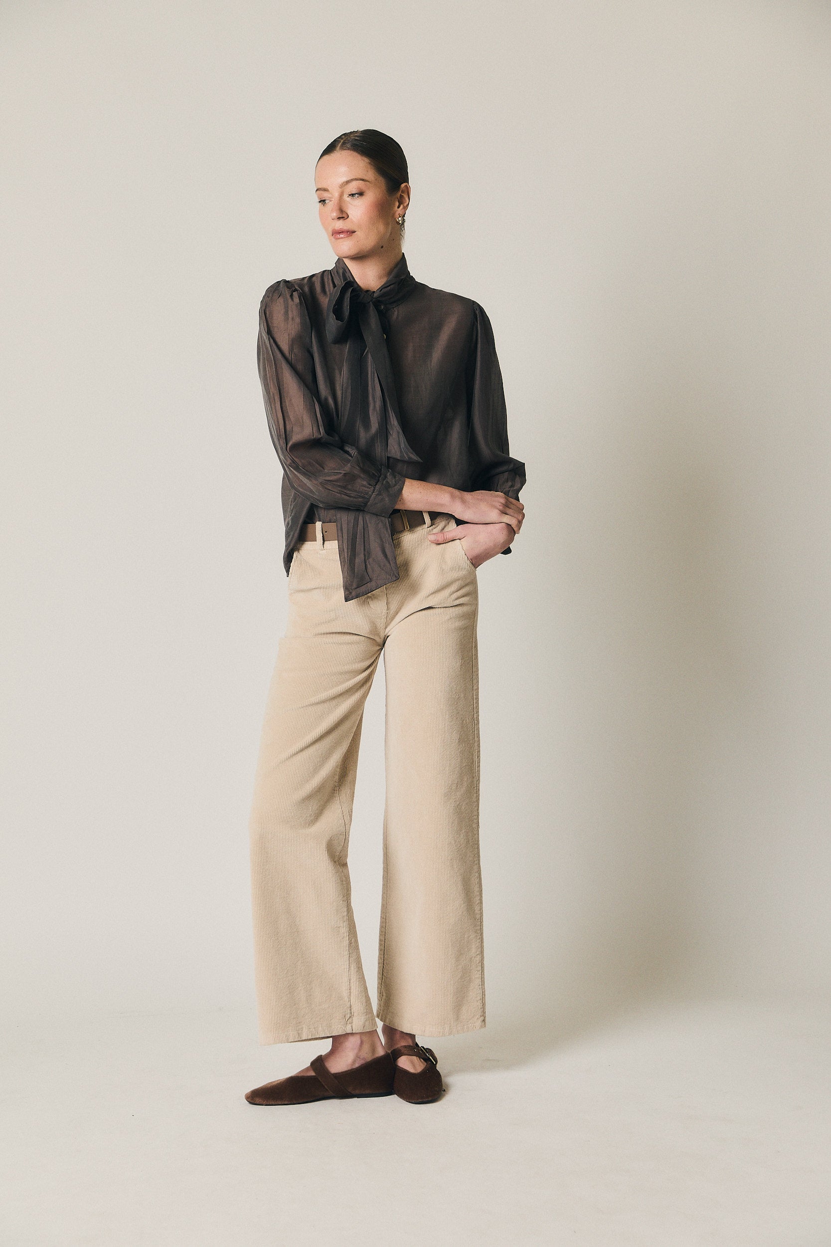 Blouse fine avec nœud marron