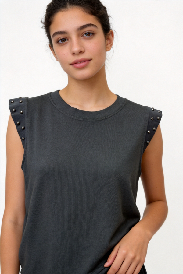 T-shirt en coton avec clous sur l'épaule