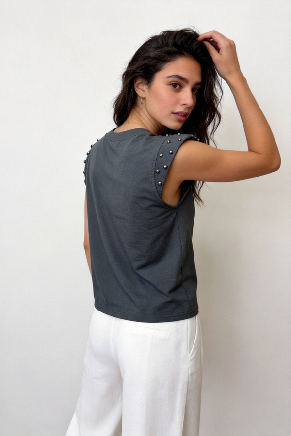 T-shirt en coton avec clous sur l'épaule