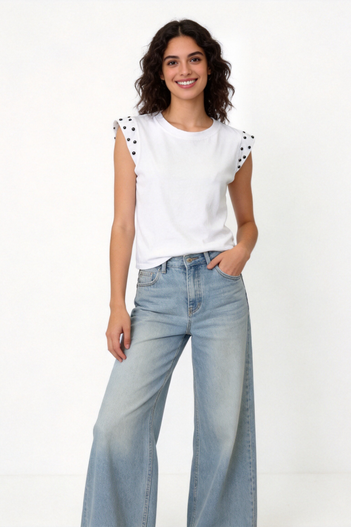 T-shirt en coton avec clous sur l'épaule