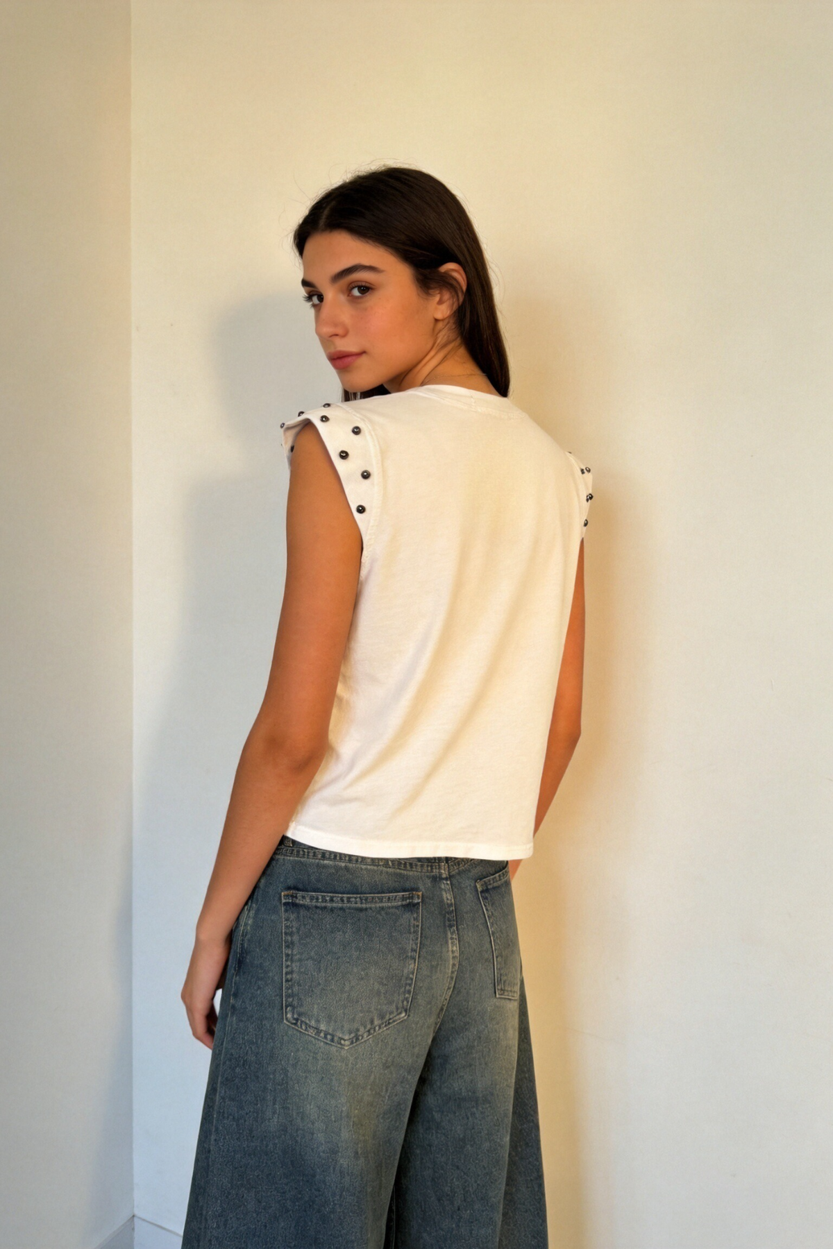 T-shirt en coton avec clous sur l'épaule