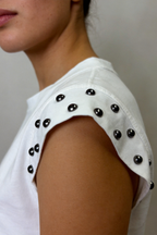 T-shirt en coton avec clous sur l'épaule