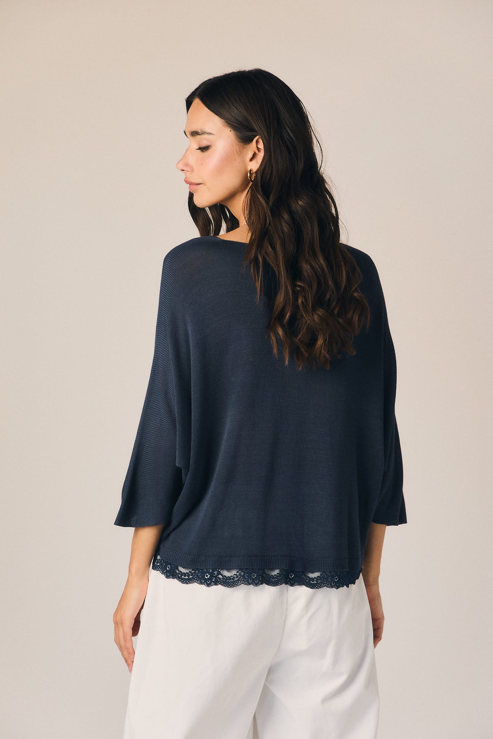 Haut col en V dentelle bleu marine