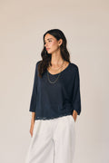 Haut col en V dentelle bleu marine
