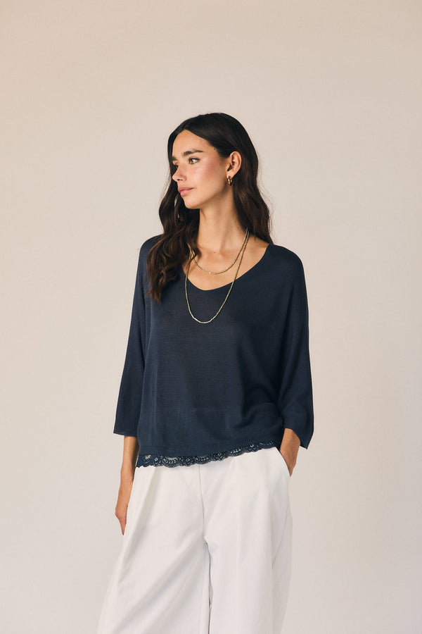 Haut col en V dentelle bleu marine