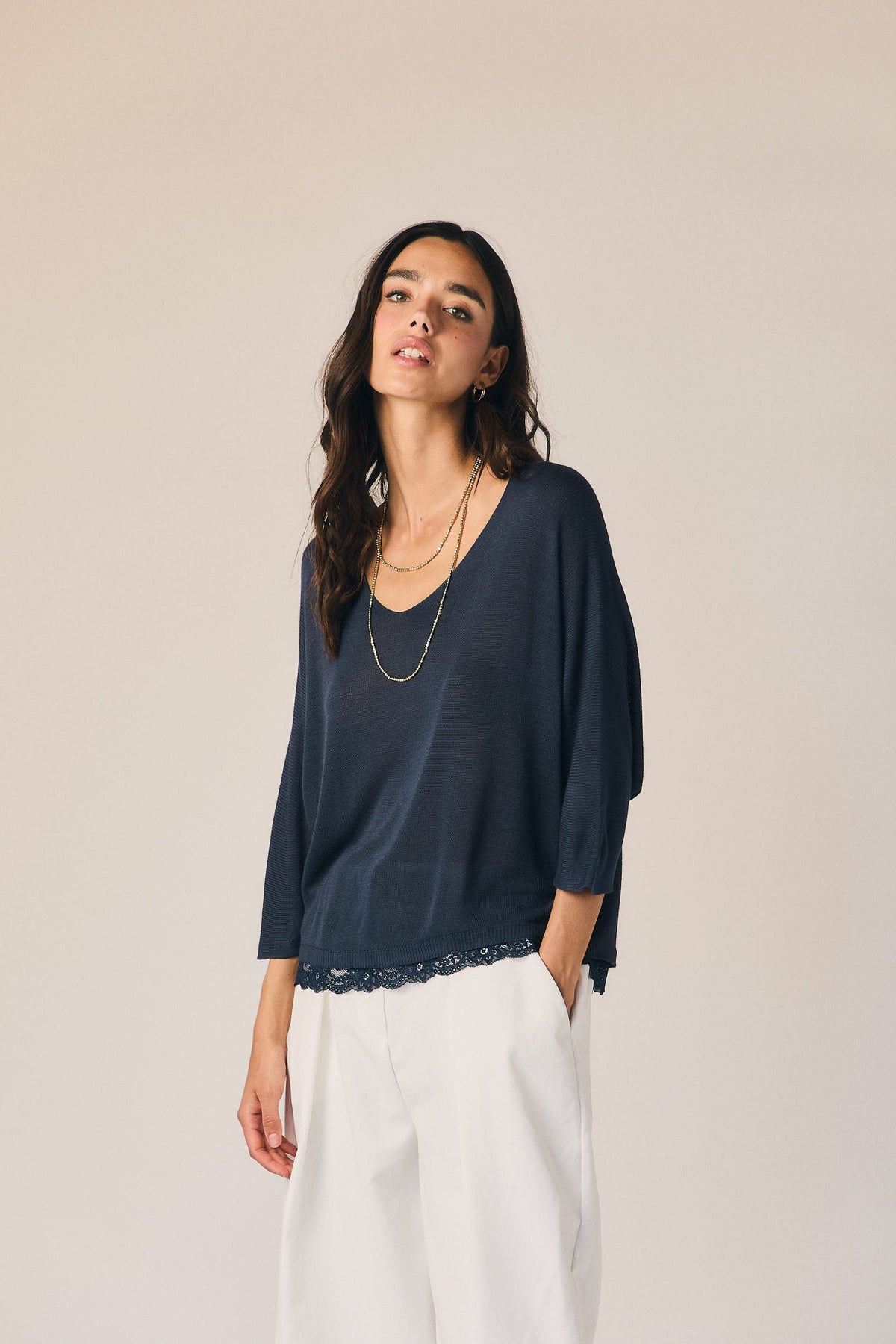 Haut col en V dentelle bleu marine