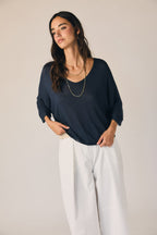 Haut col en V dentelle bleu marine