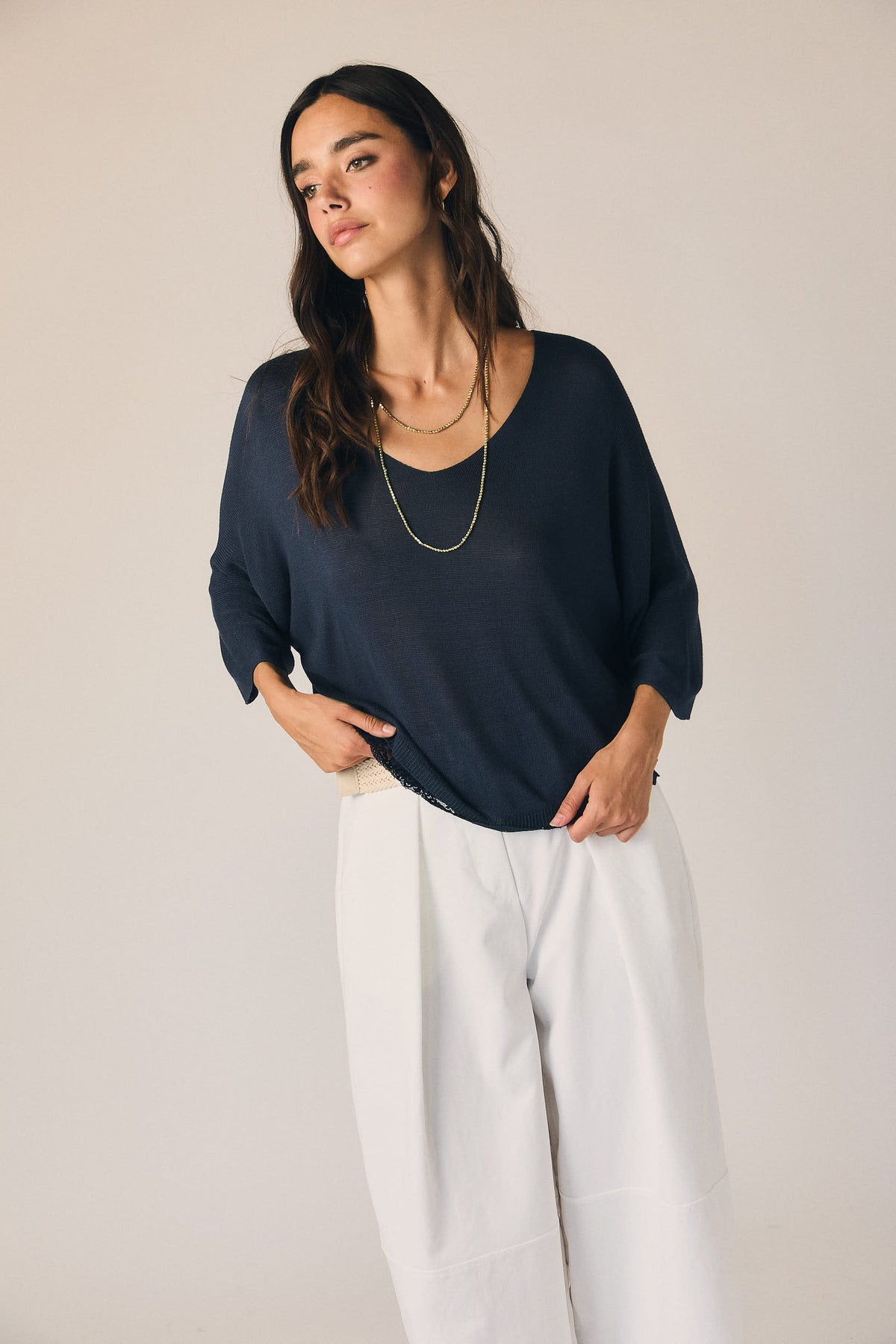 Haut col en V dentelle bleu marine