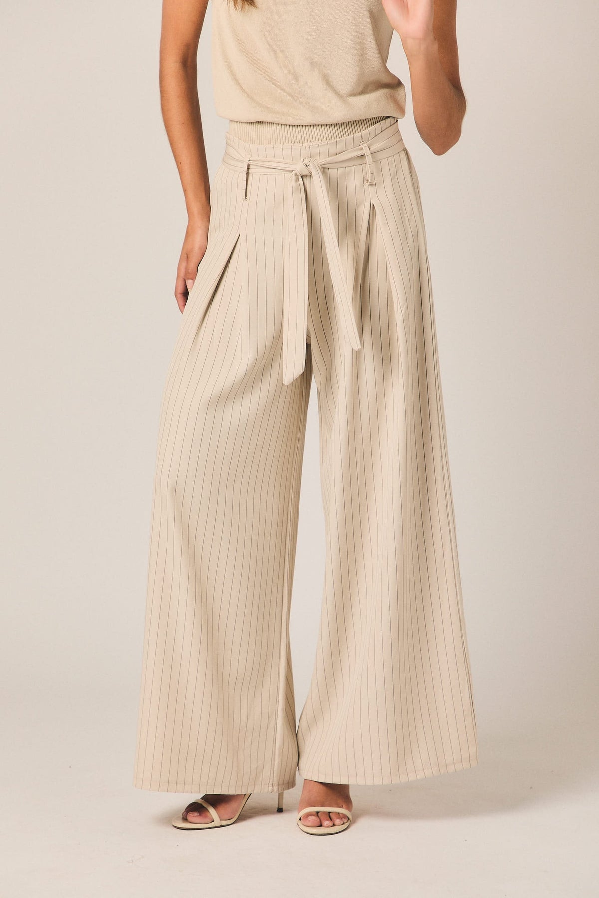 Pantalon large à rayures beige avec lien