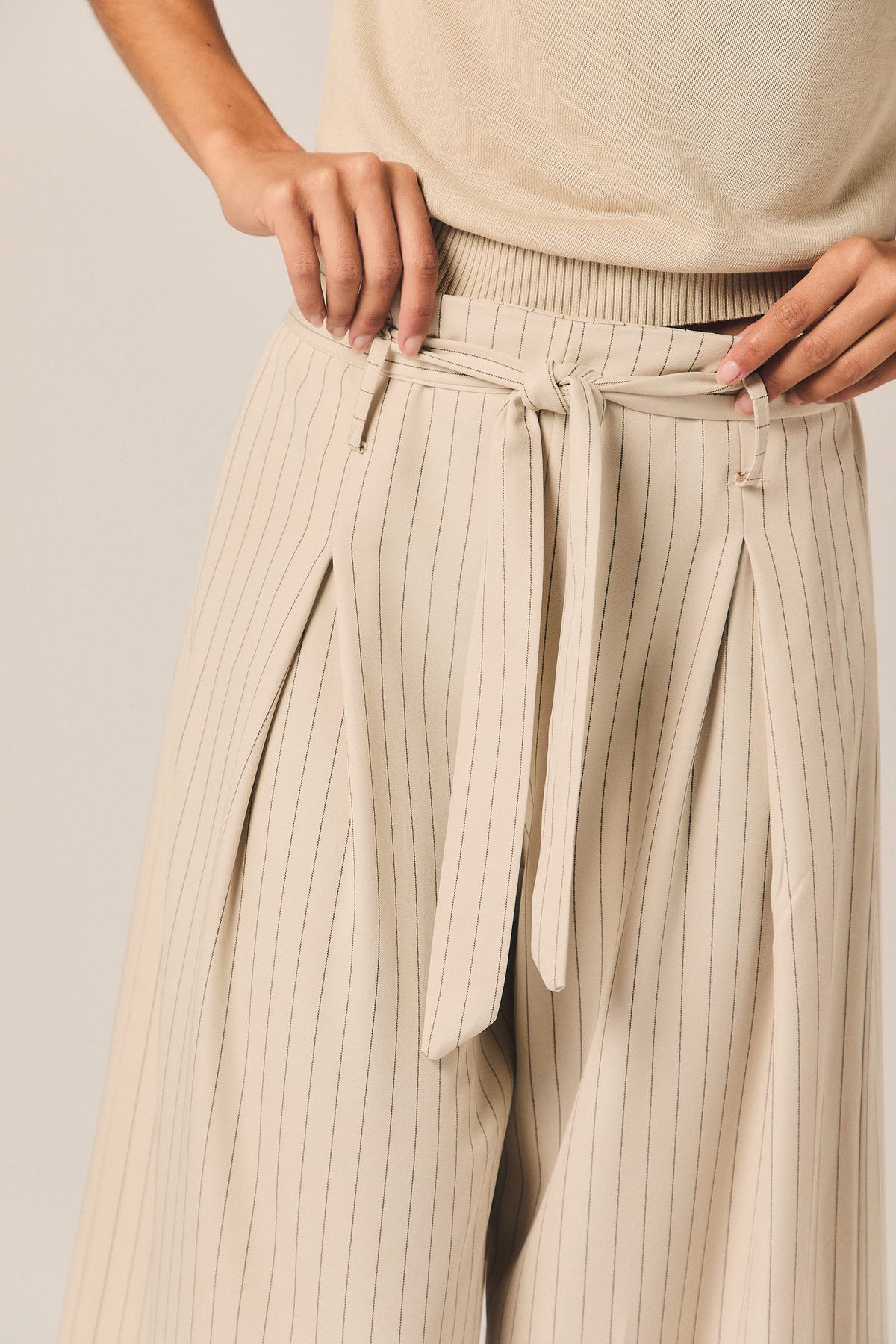 Pantalon large à rayures beige avec lien