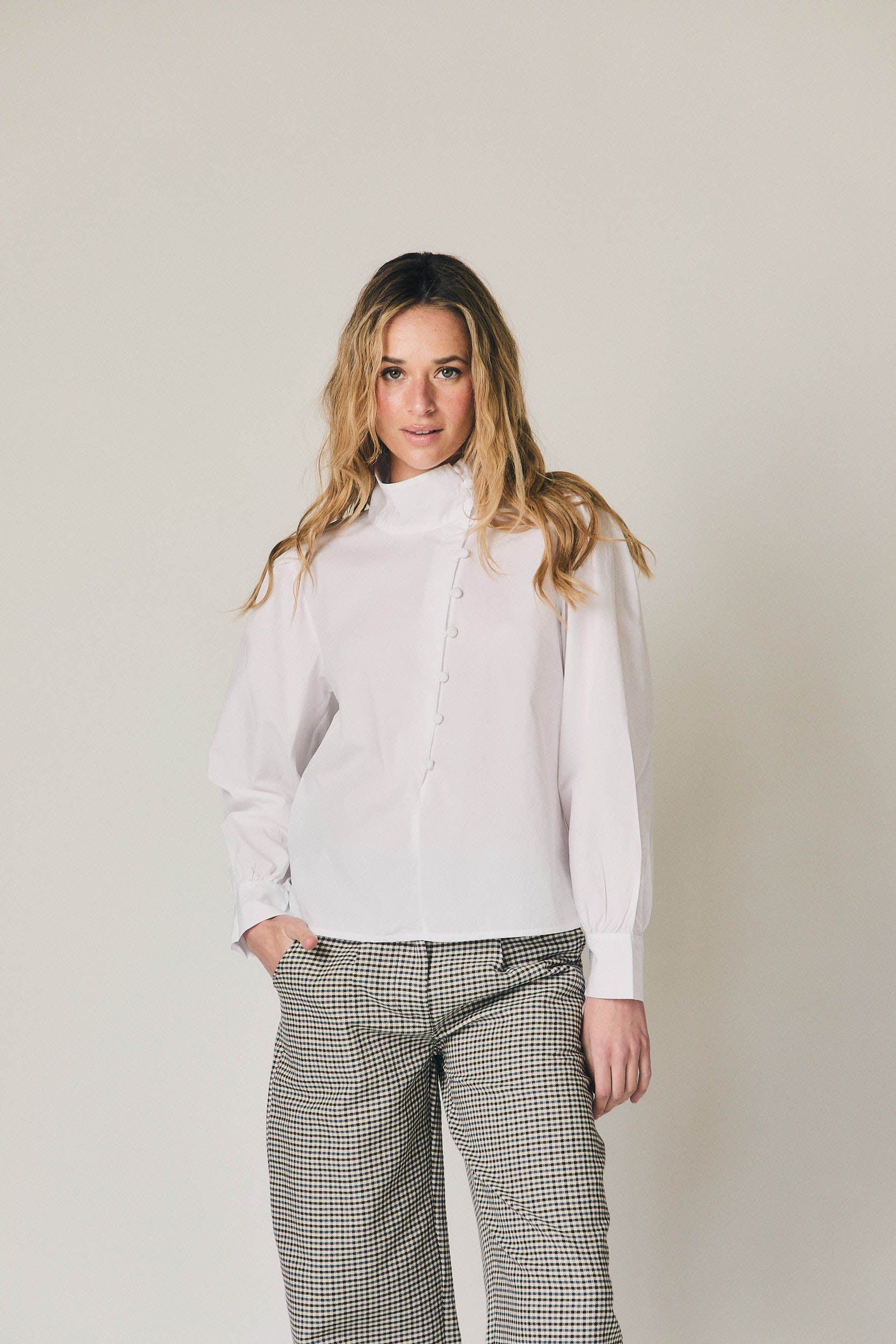 Chemise unie avec boutons recouverts blanc