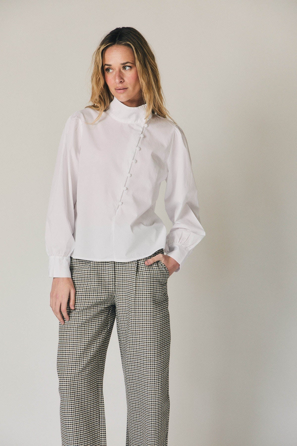 Chemise unie avec boutons recouverts blanc