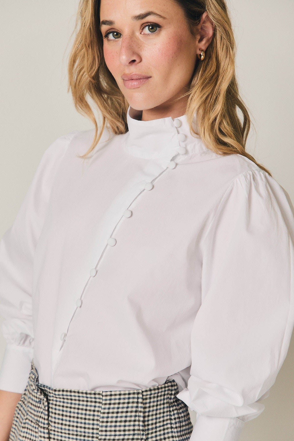 Chemise unie avec boutons recouverts blanc