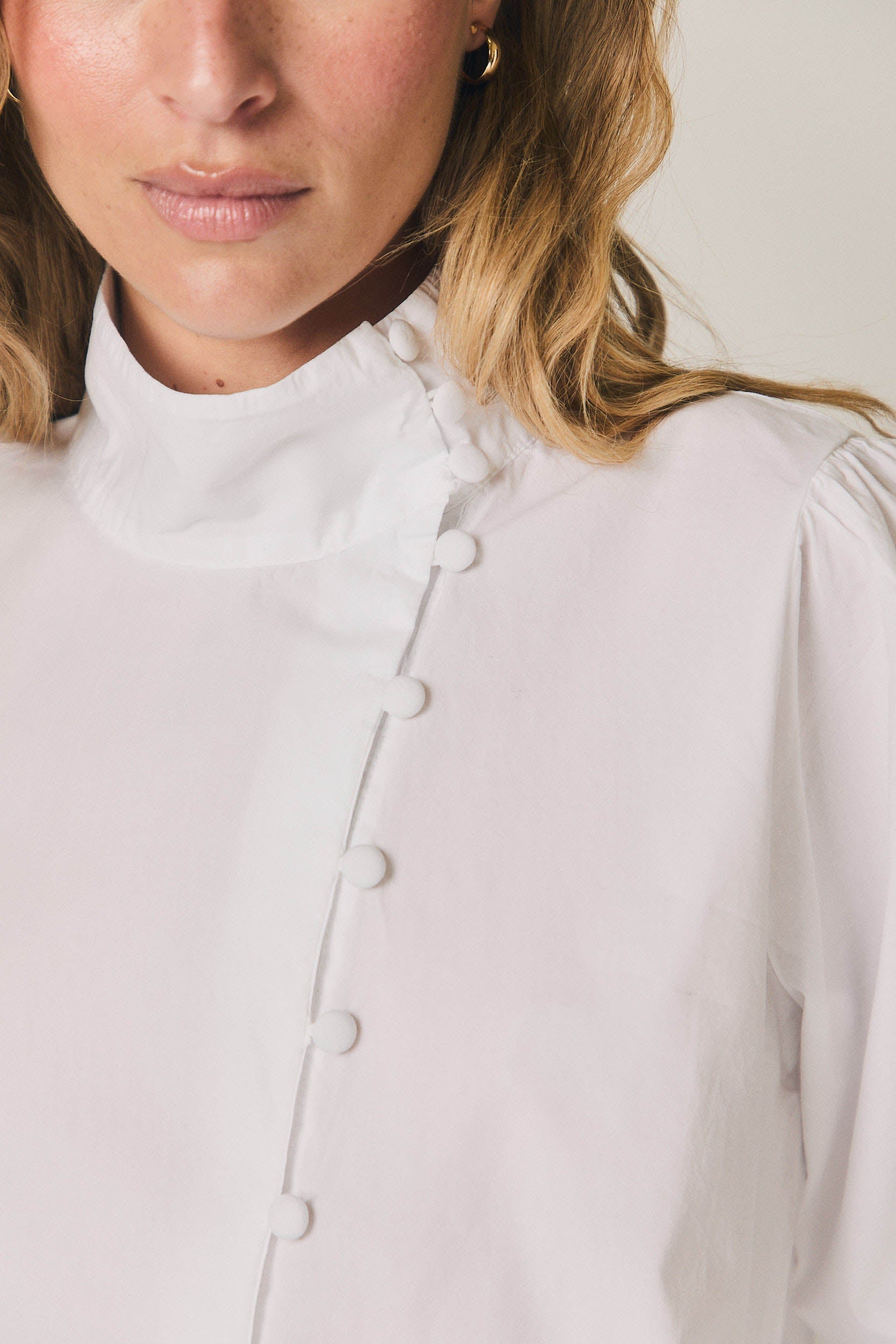 Chemise unie avec boutons recouverts blanc