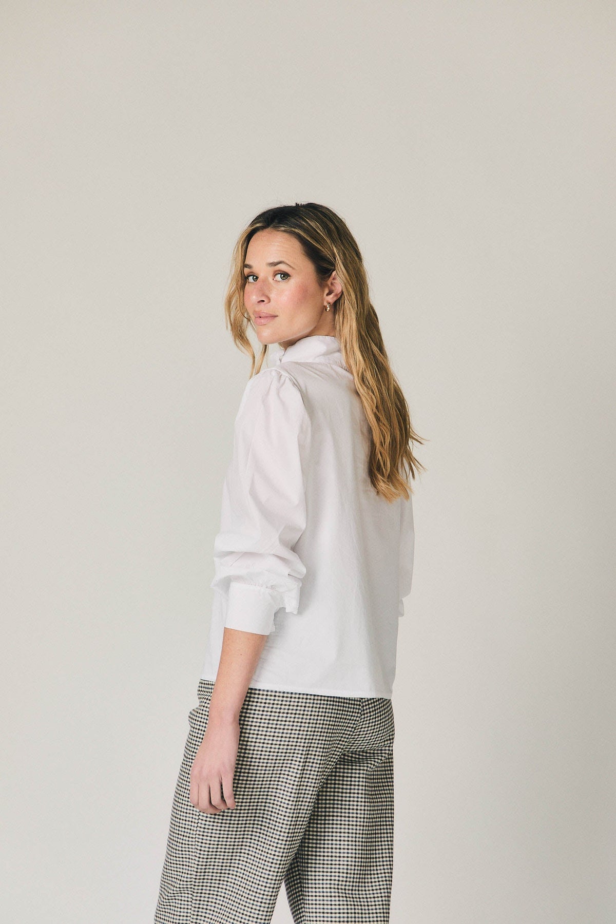 Chemise unie avec boutons recouverts blanc