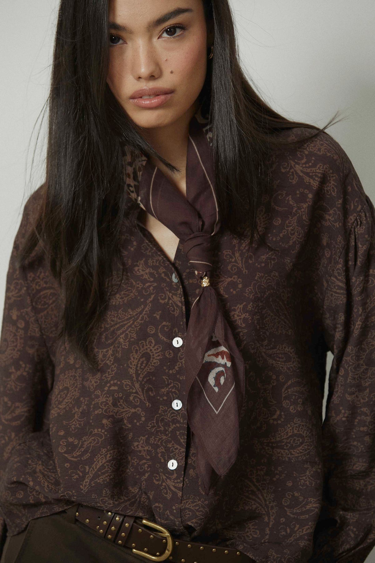 Chemise à col mao motif cachemire marron