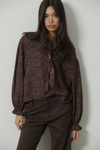 Chemise à col mao motif cachemire marron