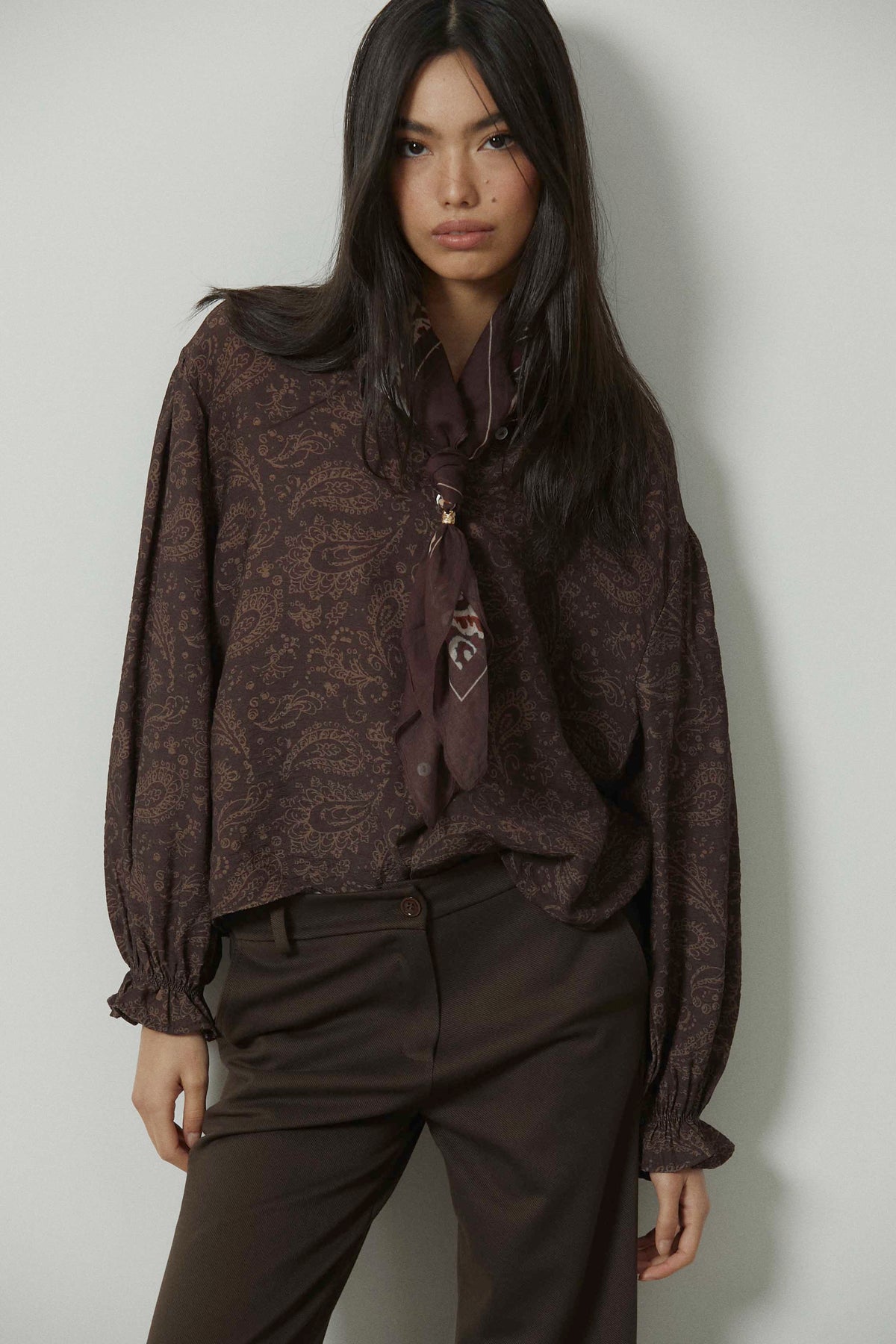 Chemise à col mao motif cachemire marron