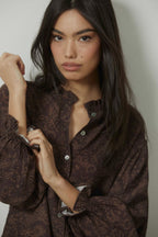 Chemise à col mao motif cachemire marron
