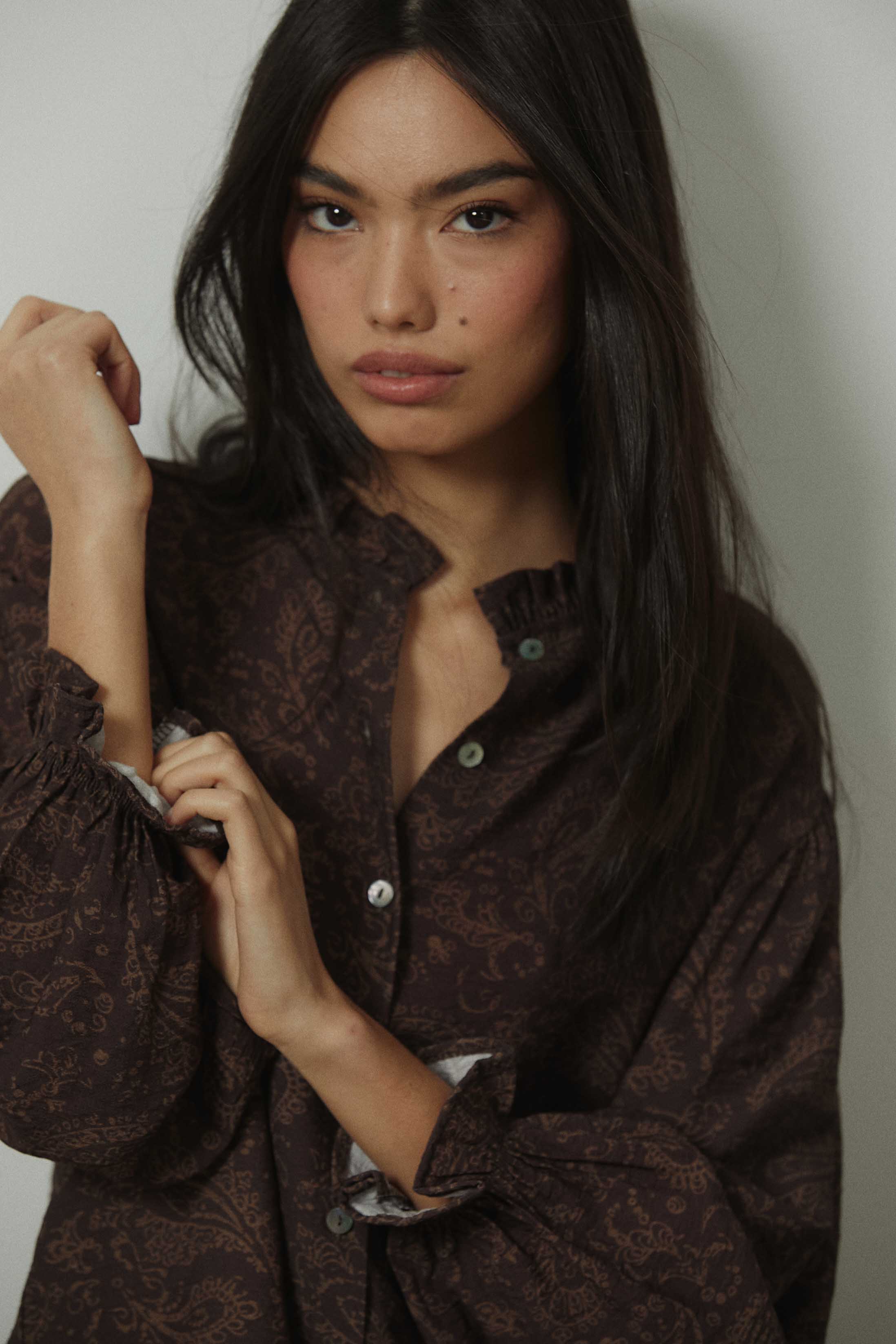 Chemise à col mao motif cachemire marron