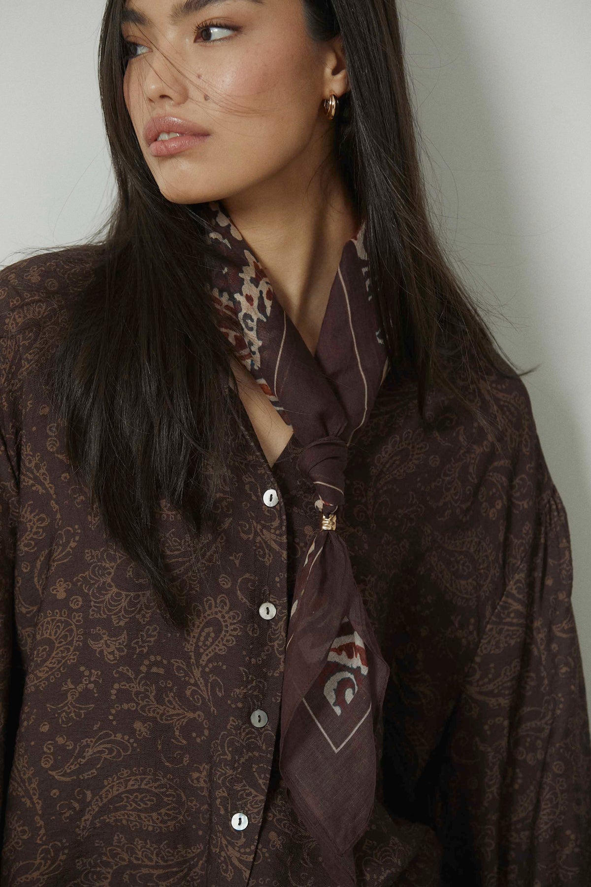 Chemise à col mao motif cachemire marron