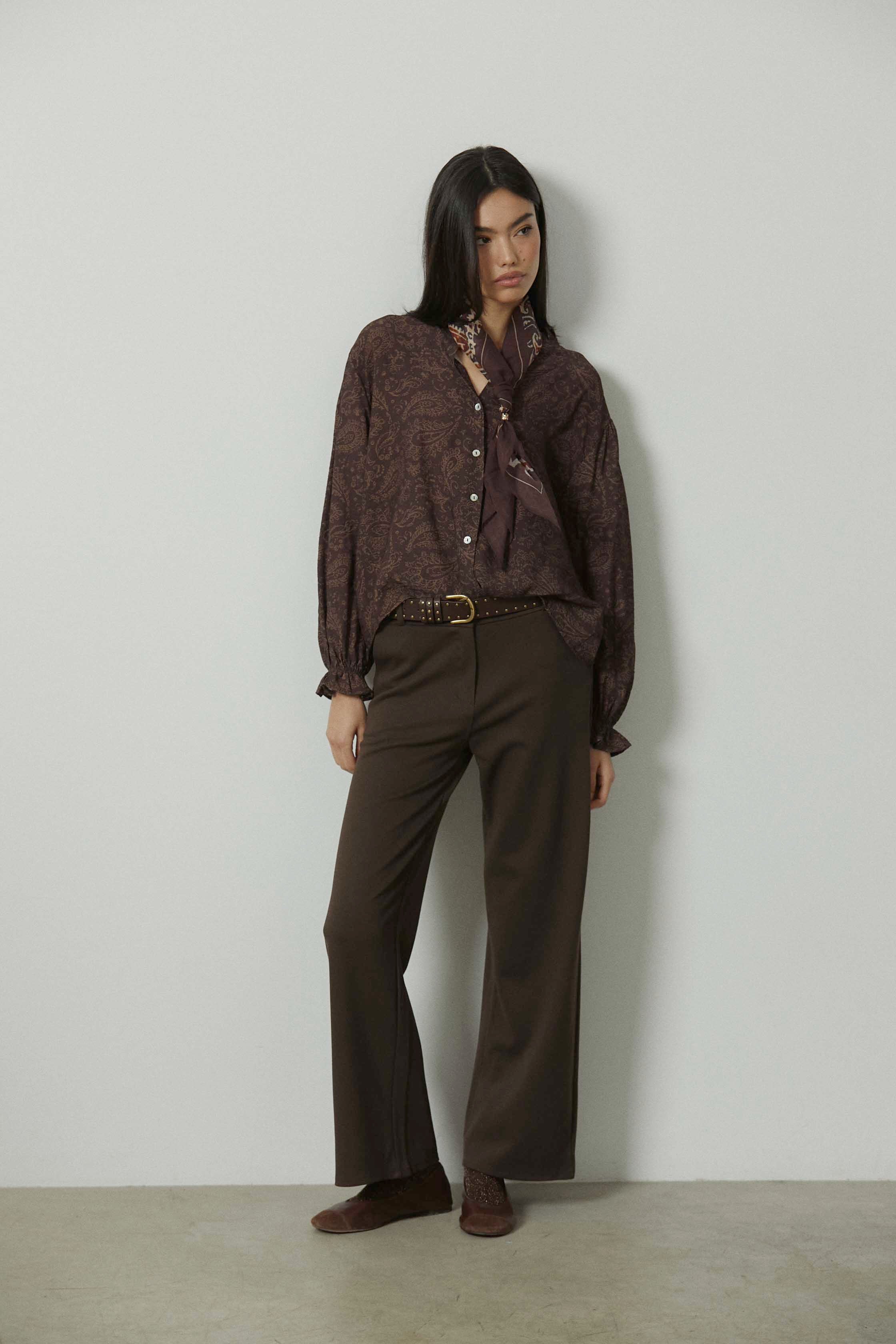 Chemise à col mao motif cachemire marron
