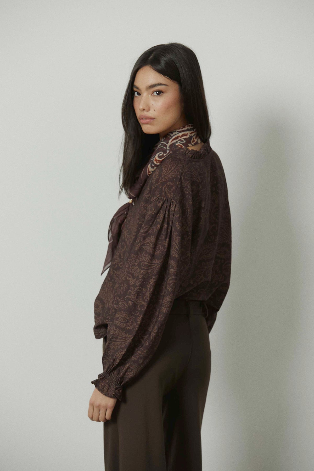 Chemise à col mao motif cachemire marron