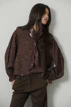 Chemise à col mao motif cachemire marron