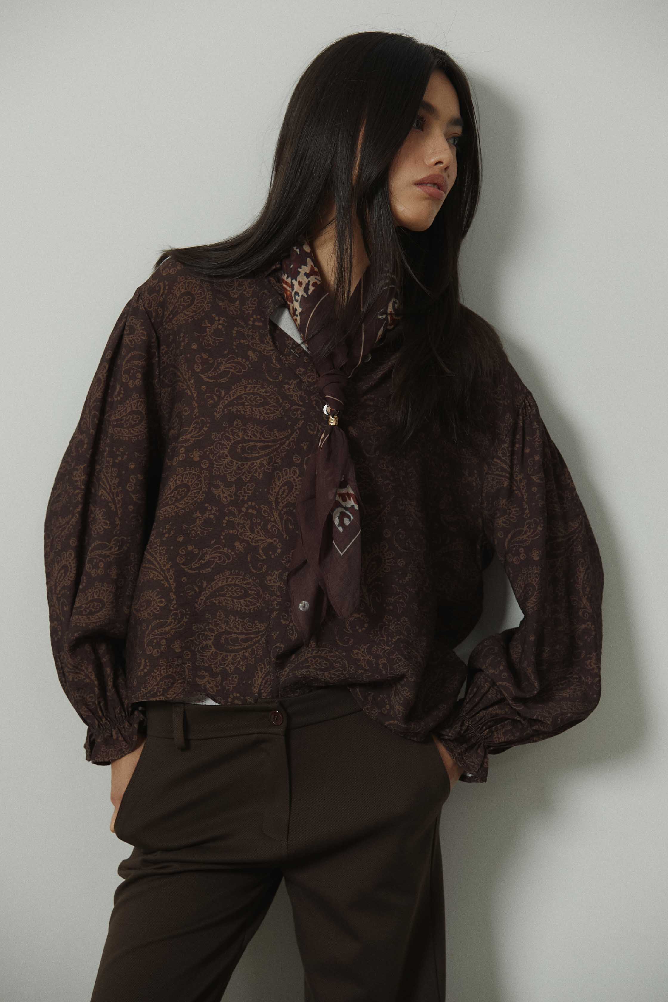 Chemise à col mao motif cachemire marron