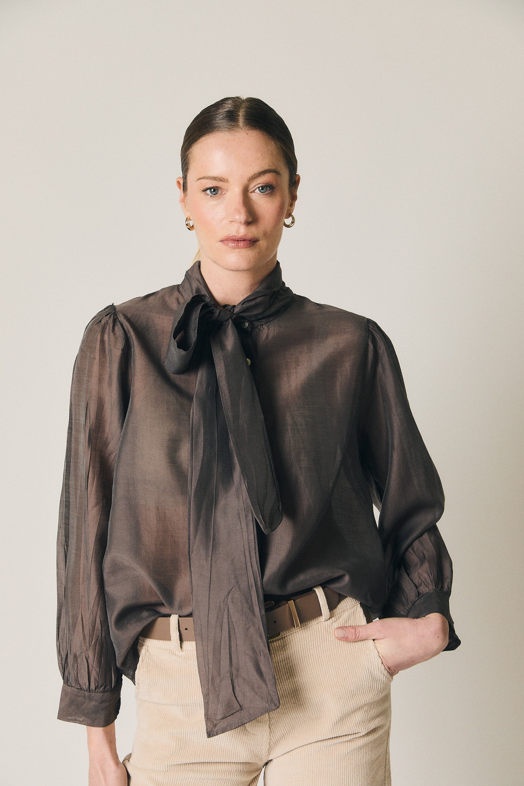 Blouse fine avec nœud marron