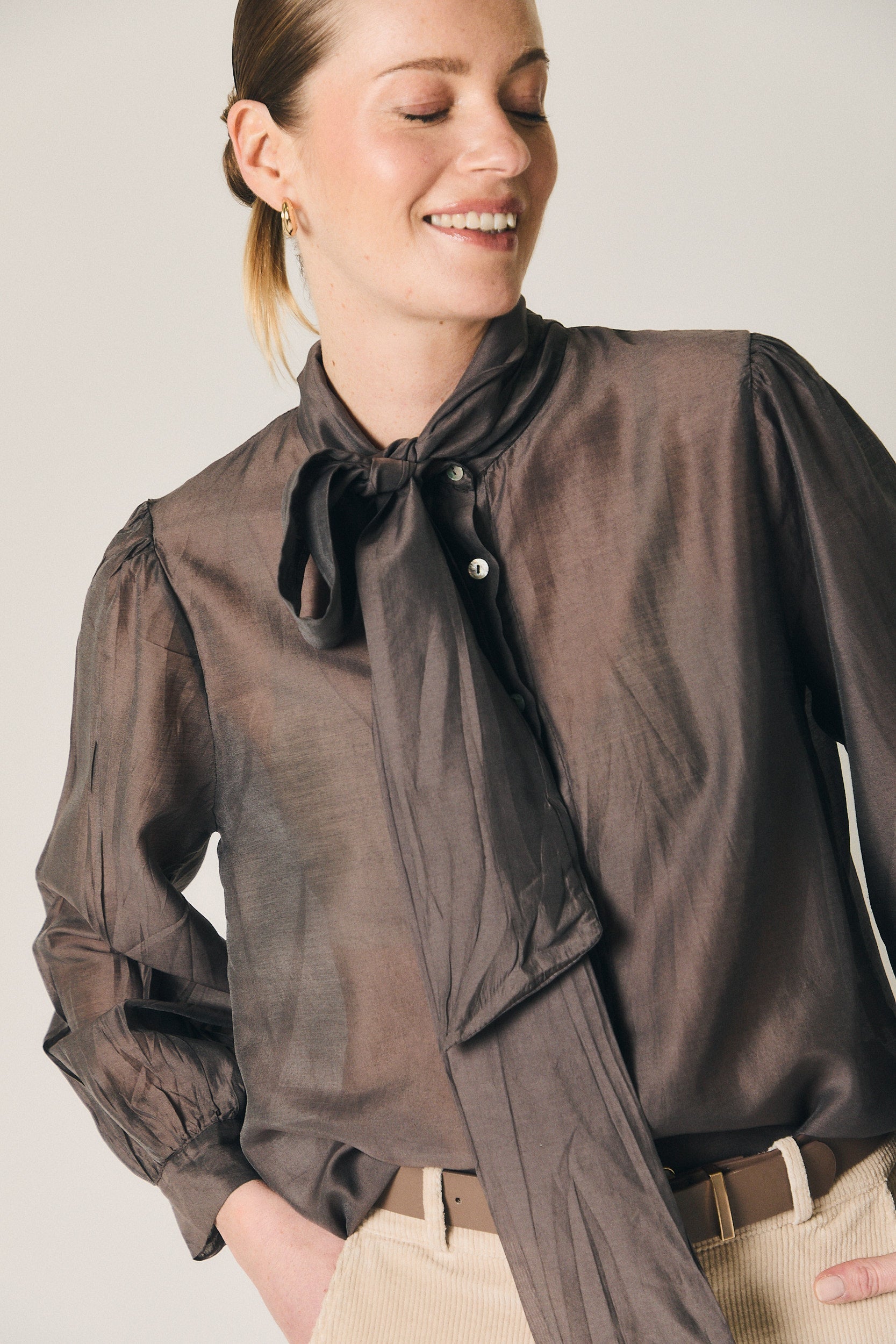 Blouse fine avec nœud marron