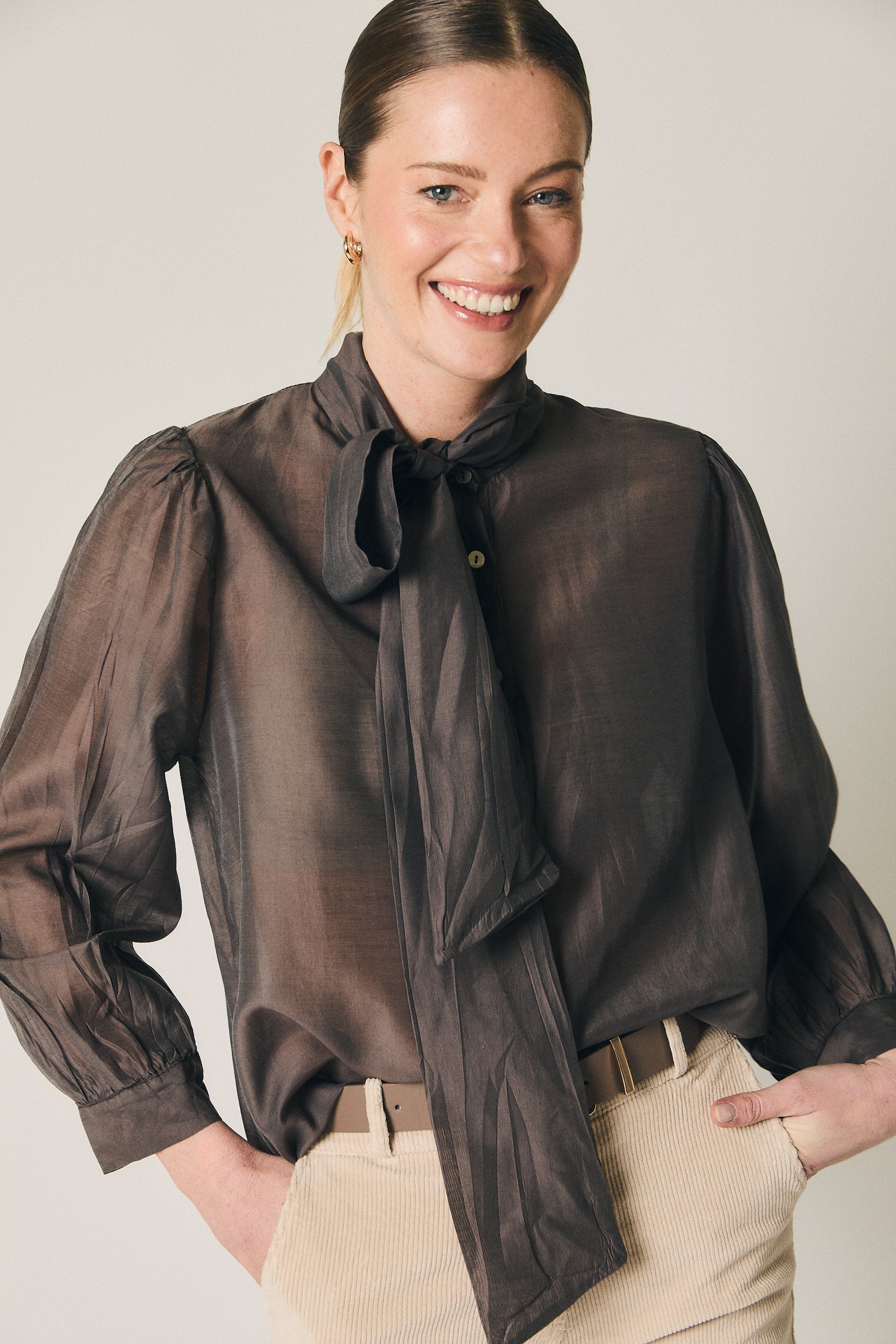 Blouse fine avec nœud marron