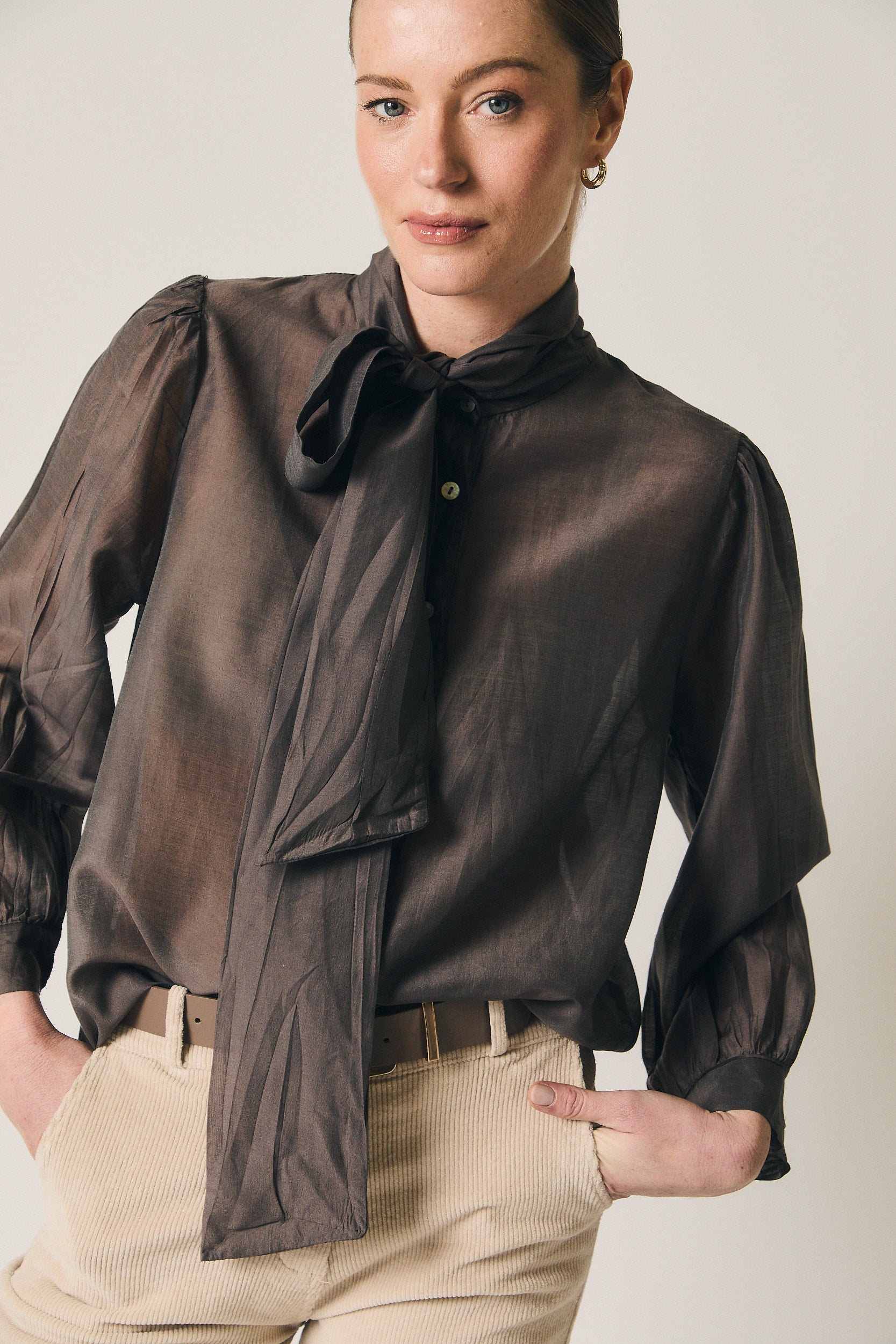 Blouse fine avec nœud marron