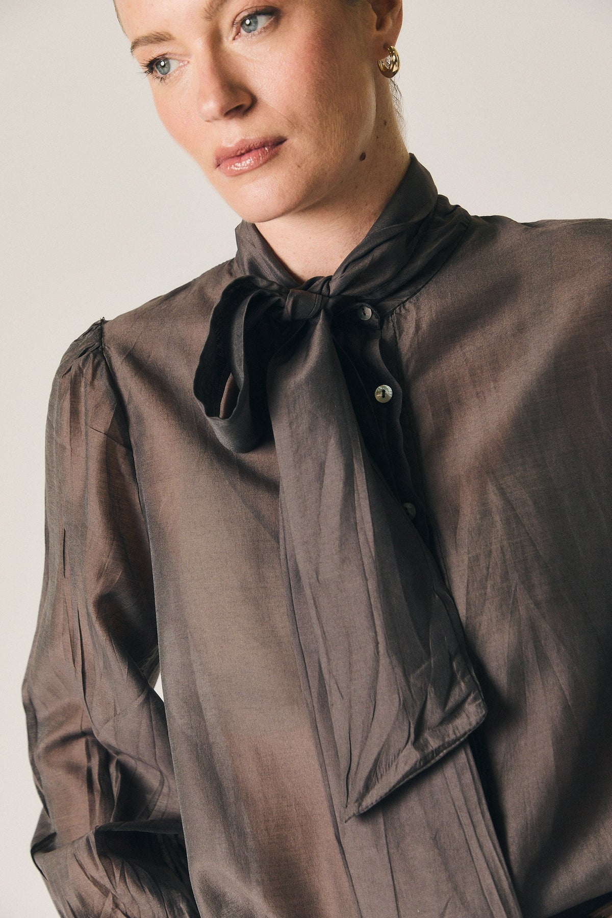 Blouse fine avec nœud marron