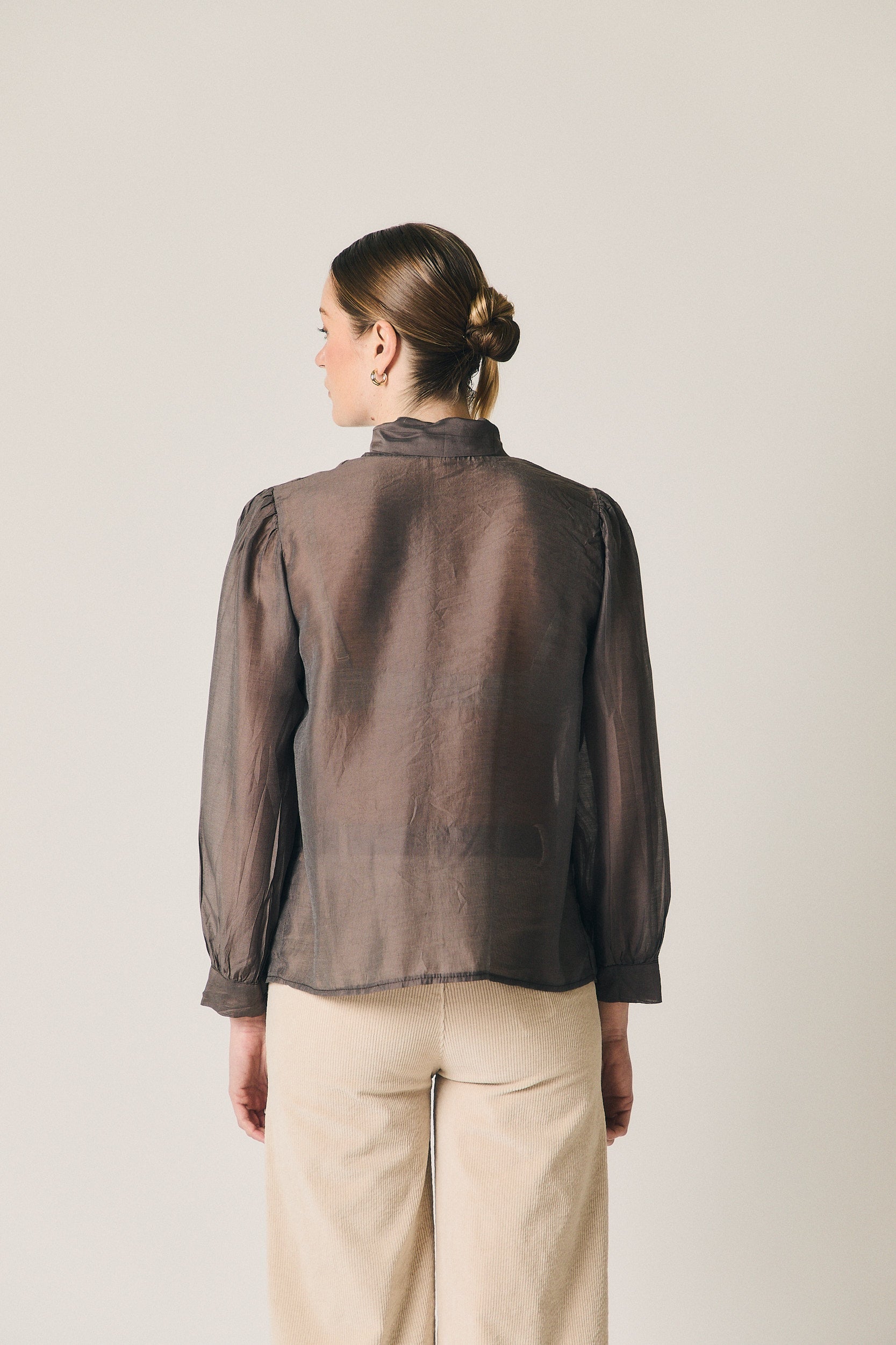 Blouse fine avec nœud marron